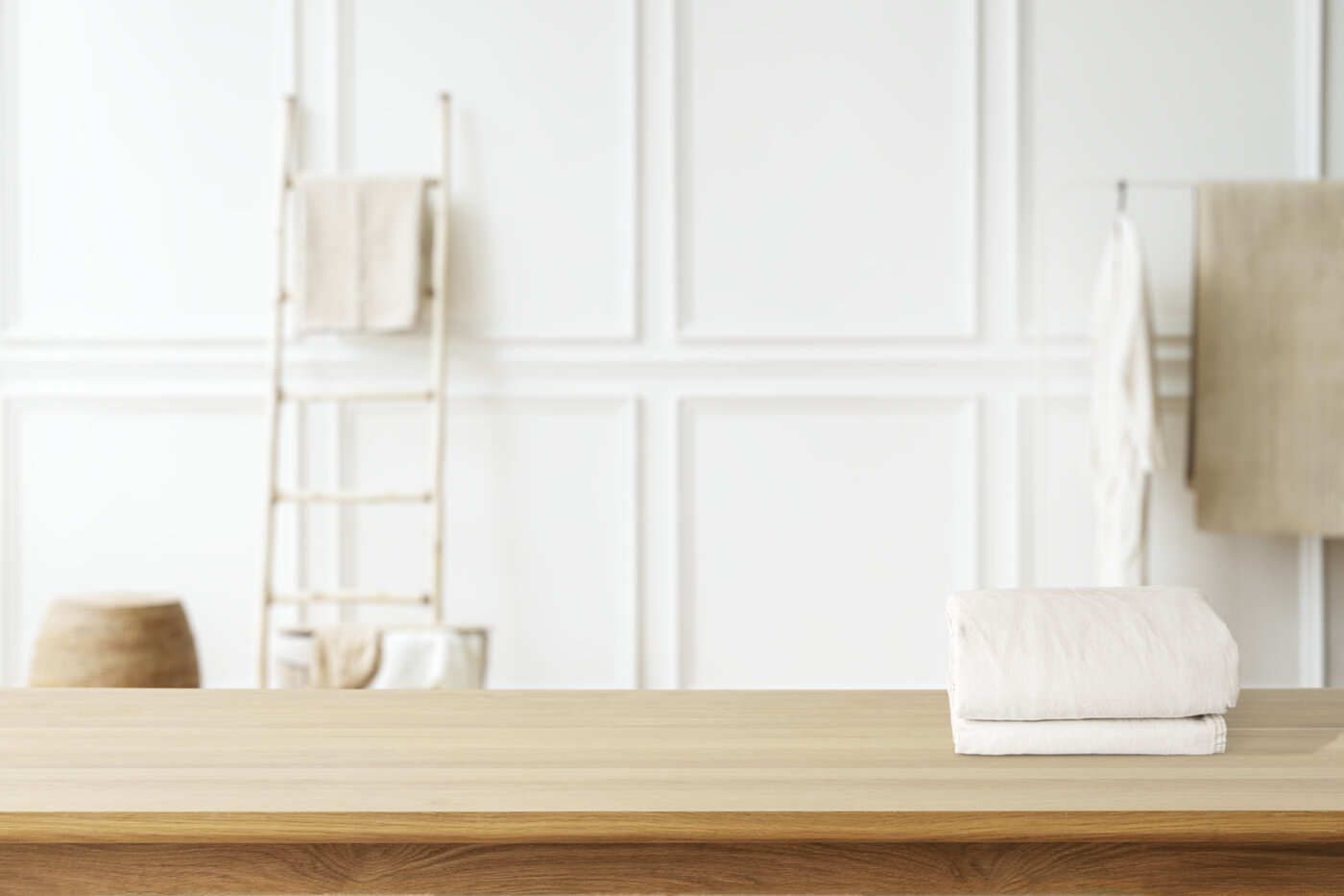 Gevouwen linnen op een houten tafel — klaar voor de volgende sessie.